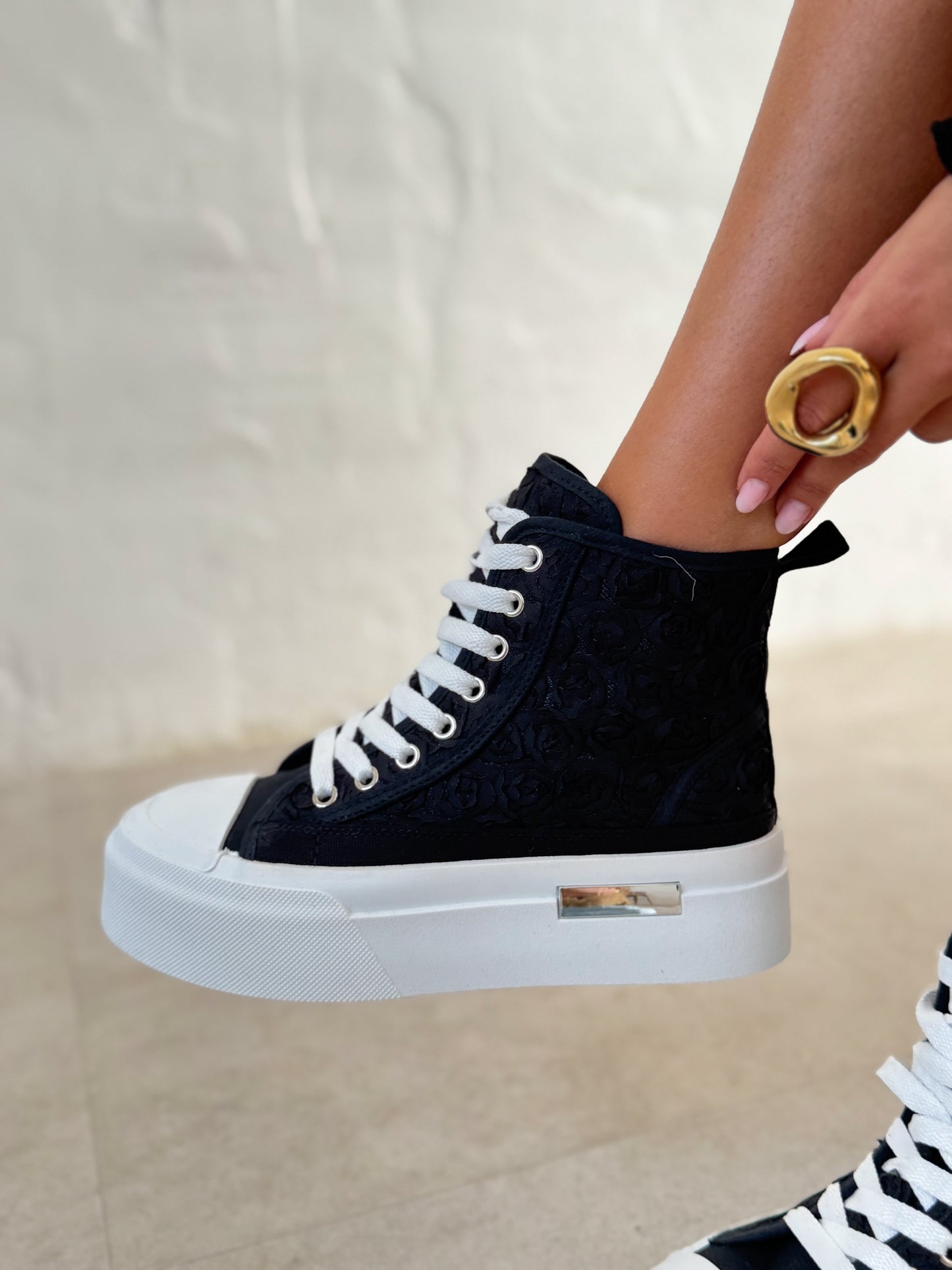 VELORA Platform Sneakers – Black